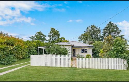 Spacious 4BR Cottage with Fireplace Fully Fenced Pet Friendly