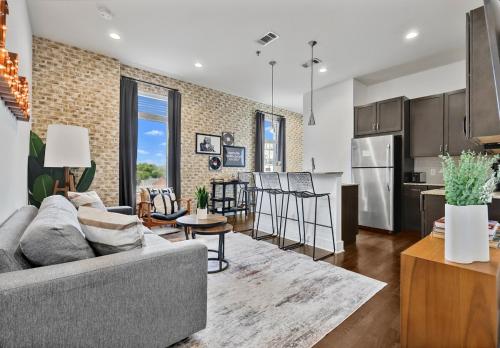 Stylish Midtown Condo Near Vanderbilt & Parthenon