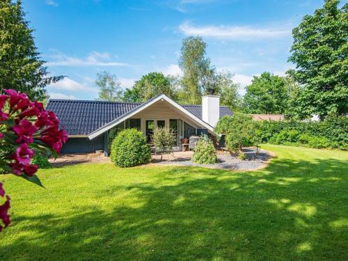 Secluded Oasis by Kvie Lake-By Traum