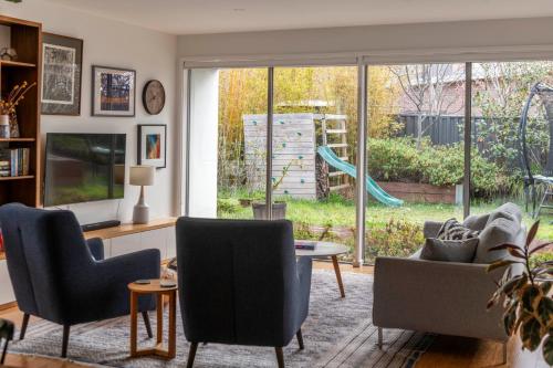 Spacious Family Home Near Mt. Stromlo - image 3