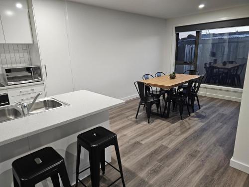 Luxury New furnished George Town home near MTB trails aircon WIFI in จอร์จ ทาวน์