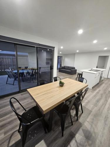 . Luxury New furnished George Town home near MTB trails aircon WIFI