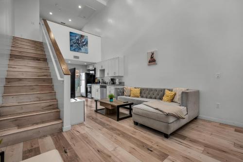Loft-Style 1-Bedroom Apartment with Balcony & Private Parking in Hollywood, Los Angeles