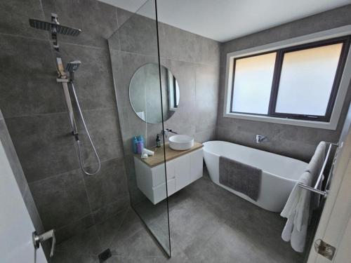 George Town Villa - Outdoor Alfresco - aircon FREE WIFI - Central location near MTB Trails in จอร์จ ทาวน์