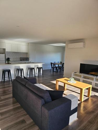 George Town Villa - Outdoor Alfresco - aircon FREE WIFI - Central location near MTB Trails in จอร์จ ทาวน์