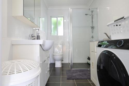 Spacious 2BR Guest House I Private & Central - image 2