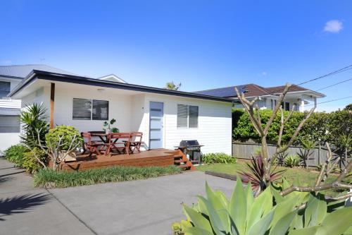 Spacious 2BR Guest House I Private & Central - image 3