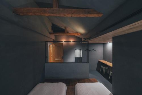 2 twin beds