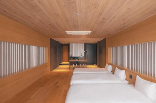 6 twin beds