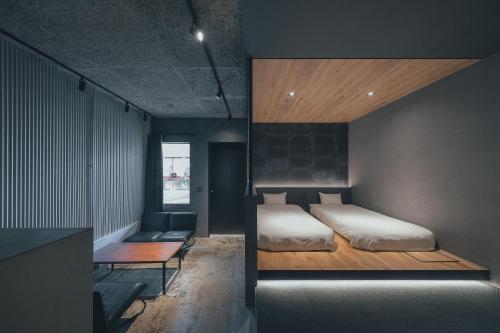 2 twin beds, 2 futon beds