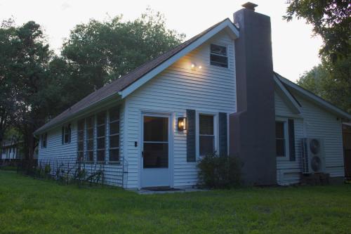 Cozy Pocono Home with a Hot Tub, Fire pit, Games and more! in Albrightsville, USA