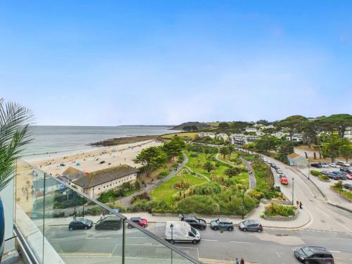 Skydeck at The Liner – Stylish 2-Bed / 2-Bath Top Floor with Panoramic Sea Views, Фалмут (фото 4)
