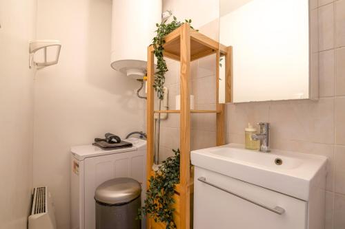 Splendid Studio Apartment Quartier Les Marais Free Netflix - image 3