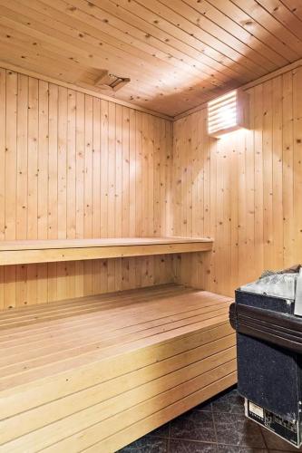 Exclusive fjordside villa with swimming pool, sauna, jacuzzi and boat hire in 하우게순 시티 센터
