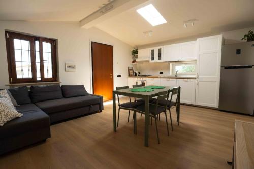 Kitchen, Le case del vialetto in San Cesareo