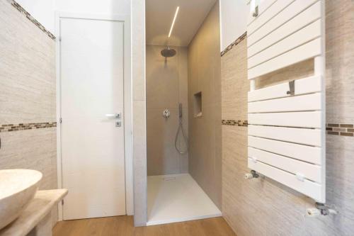 Shower, Le case del vialetto in San Cesareo