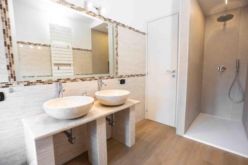 Shower, Le case del vialetto in San Cesareo