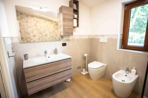 Bathroom, Le case del vialetto in San Cesareo