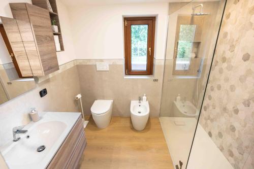 Shower, Le case del vialetto in San Cesareo