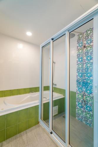 room detail thumbnail 2