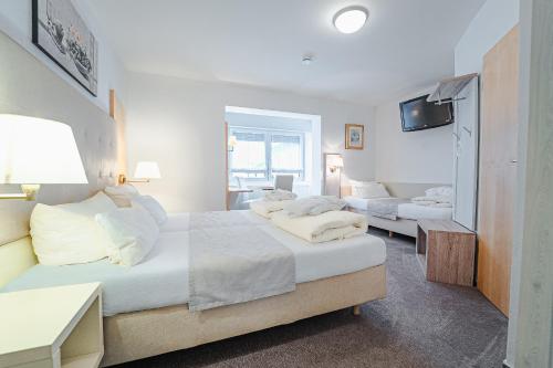 1 king bed, 1 twin bed
