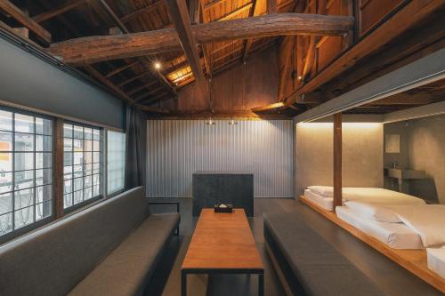 6 twin beds