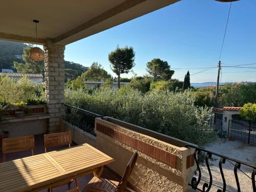 Haut de Villa de 90m2, terrasse vue mer, plages à 5min - Location saisonnière - Carqueiranne