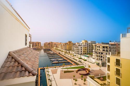 Escape24 Elegant 1BR with Sea View & Beach Access in La Mer, Dubai
