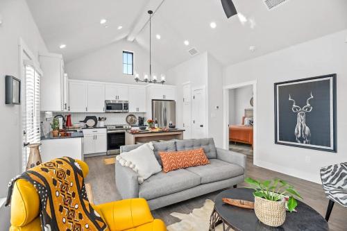 Serengeti New Build with Hot Tub in Fredericksburg, USA