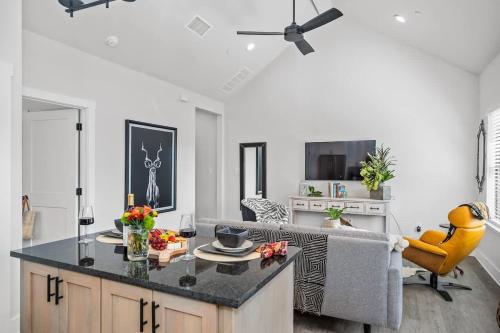 Serengeti New Build with Hot Tub in Fredericksburg, USA