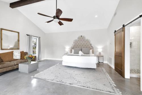 Schubert Inn Cottage - Pool - Walk to Main St in Fredericksburg, USA