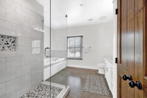 Schubert Inn Cottage - Pool - Walk to Main St in Fredericksburg, USA