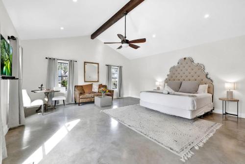 Schubert Inn Cottage - Pool - Walk to Main St in Fredericksburg, USA