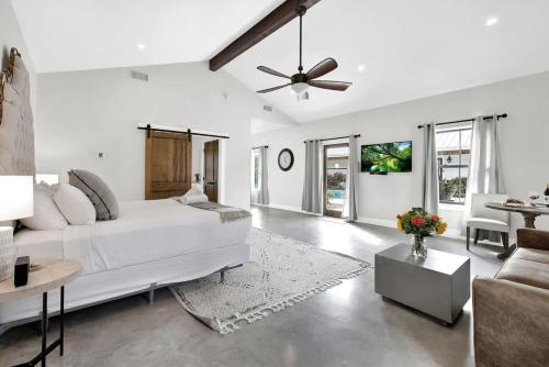 Schubert Inn Cottage - Pool - Walk to Main St in Fredericksburg, USA