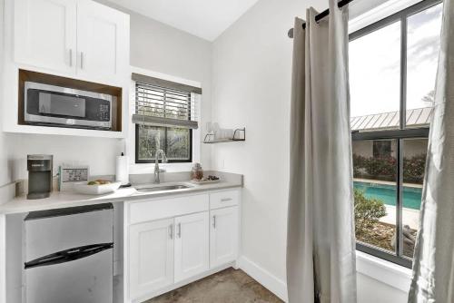 Schubert Inn Cottage - Pool - Walk to Main St in Fredericksburg, USA