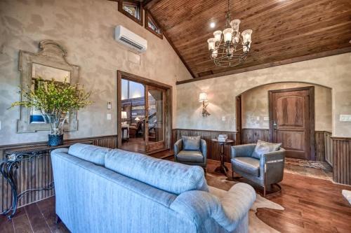 Luxury 23-ac Ranch Casita with Hot tub and Firepit! in Luckenbach, USA
