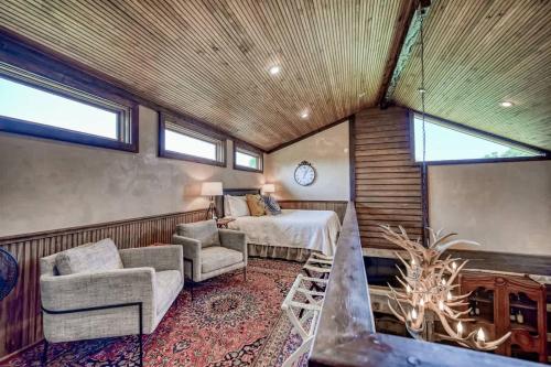 Luxury 23-ac Ranch Casita with Hot tub and Firepit! in Luckenbach, USA