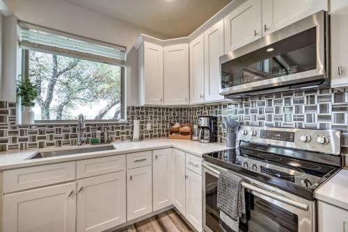 Upscale 5BR Home on Lake Travis with HotTub & Lake Views in Lago Vista, USA