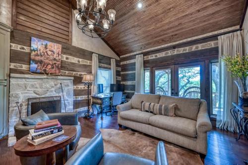 Luxury 23-ac Ranch Casita with Hot tub and Firepit! in Luckenbach, USA