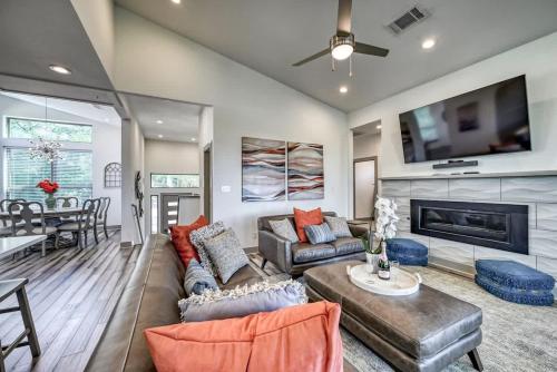 Upscale 5BR Home on Lake Travis with HotTub & Lake Views in Lago Vista, USA