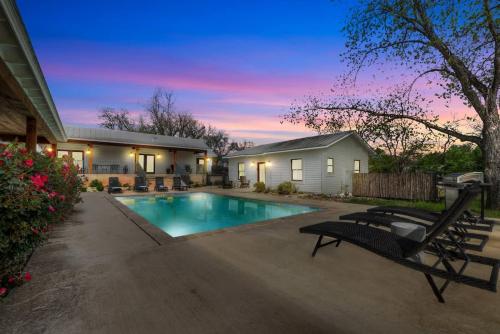 Schubert Inn Suite A with Pool-Grill - 2Blks to Main in Fredericksburg, USA