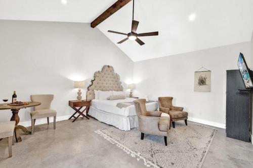 Schubert Inn Suite A with Pool-Grill - 2Blks to Main in Fredericksburg, USA