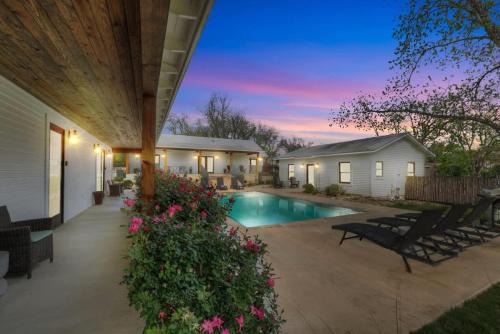 Schubert Inn Suite A with Pool-Grill - 2Blks to Main in Fredericksburg, USA