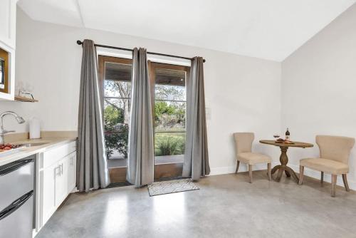 Schubert Inn Suite A with Pool-Grill - 2Blks to Main in Fredericksburg, USA