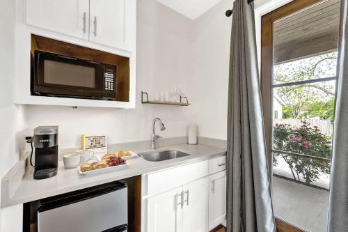 Schubert Inn Suite A with Pool-Grill - 2Blks to Main in Fredericksburg, USA