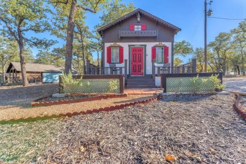 The Vines Retreat, Hot-Tubs, Game Room, 10-Mins to Downtown!