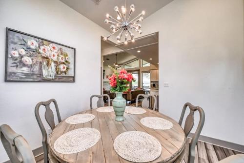 Upscale 5BR Home on Lake Travis with HotTub & Lake Views in Lago Vista, USA