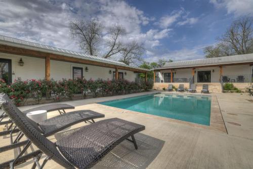 Schubert Inn Suite A with Pool-Grill - 2Blks to Main in Fredericksburg, USA