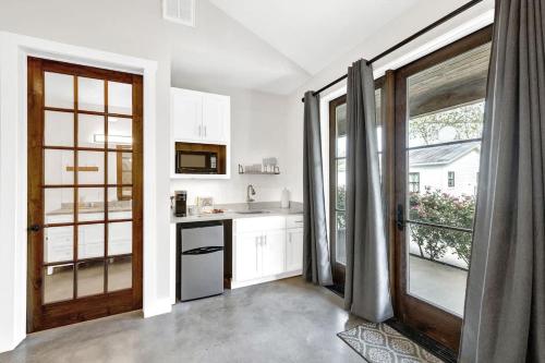 Schubert Inn Suite A with Pool-Grill - 2Blks to Main in Fredericksburg, USA