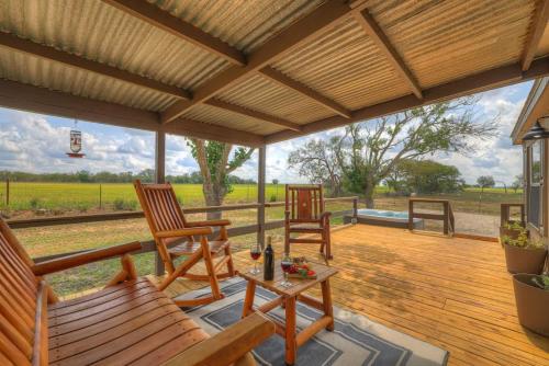 Sage: Peaceful Hill Country Retreat with Hot-Tub!